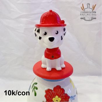 Đồ chơi trang trí chó cứu hộ lò xo mũ đỏ gạch